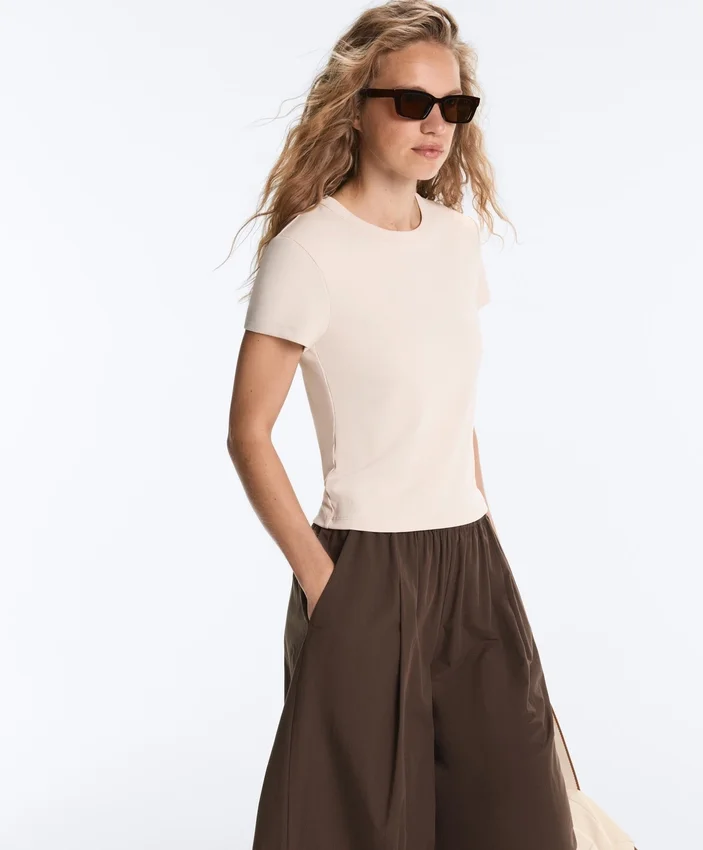 Tailliertes Modal-Rippstrick-Shorts-T-Shirt mit kurzen Ärmeln Tailliertes Modal-Rippstrick-Shorts-T-Shirt mit kurzen Ärmeln