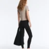 Tailliertes Modal-Rippstrick-Shorts-T-Shirt mit kurzen Ärmeln Tailliertes Modal-Rippstrick-Shorts-T-Shirt mit kurzen Ärmeln