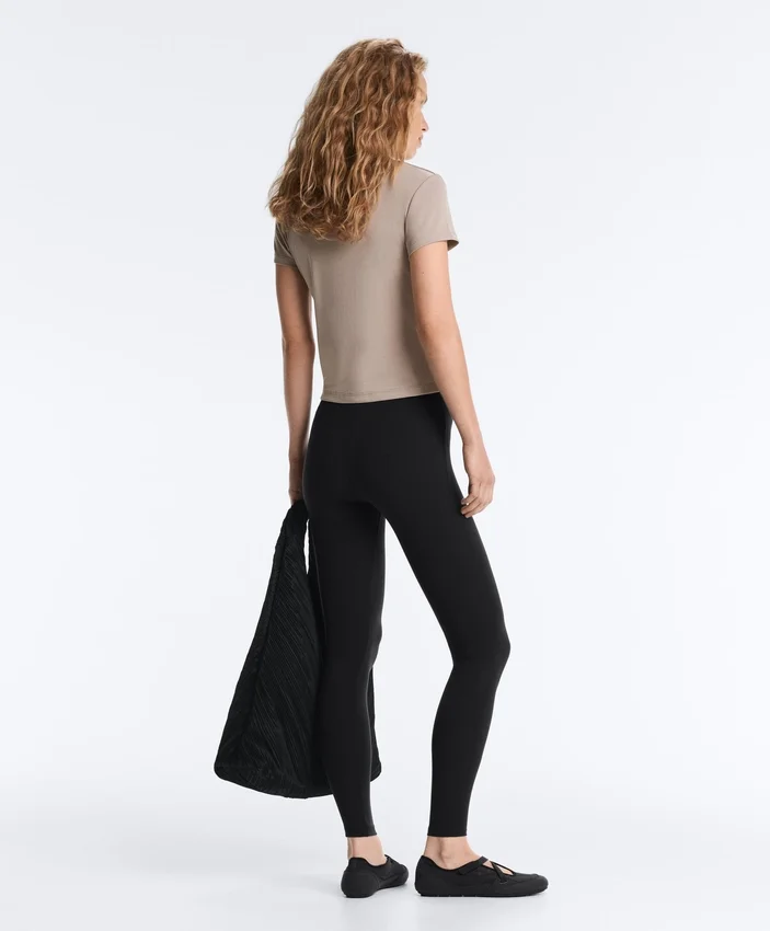 Tailliertes Modal-Rippstrick-Shorts-T-Shirt mit kurzen Ärmeln Tailliertes Modal-Rippstrick-Shorts-T-Shirt mit kurzen Ärmeln