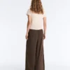 Tailliertes Modal-Rippstrick-Shorts-T-Shirt mit kurzen Ärmeln Tailliertes Modal-Rippstrick-Shorts-T-Shirt mit kurzen Ärmeln