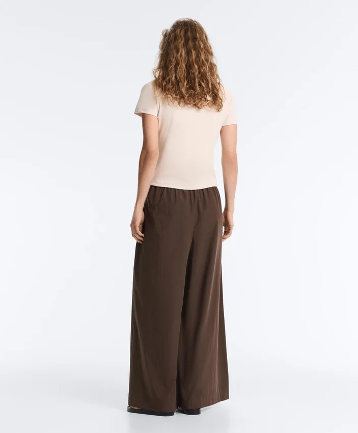 Tailliertes Modal-Rippstrick-Shorts-T-Shirt mit kurzen Ärmeln Tailliertes Modal-Rippstrick-Shorts-T-Shirt mit kurzen Ärmeln