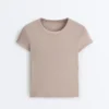 Tailliertes Modal-Rippstrick-Shorts-T-Shirt mit kurzen Ärmeln Tailliertes Modal-Rippstrick-Shorts-T-Shirt mit kurzen Ärmeln