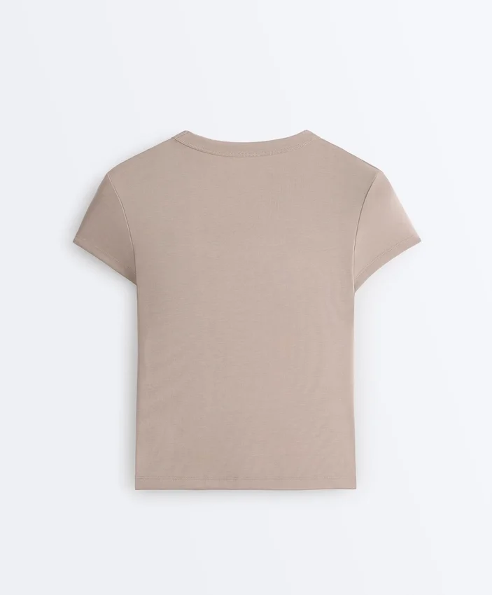 Tailliertes Modal-Rippstrick-Shorts-T-Shirt mit kurzen Ärmeln Tailliertes Modal-Rippstrick-Shorts-T-Shirt mit kurzen Ärmeln