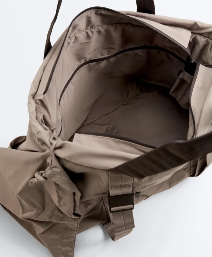 Tasche mit verstellbarem Riemen Tasche mit verstellbarem Riemen