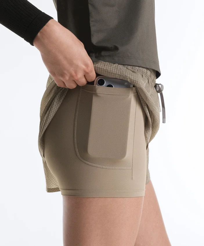 Technische 2-in-1-Shorts mit Karomuster und mittlerer Leibhöhe Technische 2-in-1-Shorts mit Karomuster und mittlerer Leibhöhe