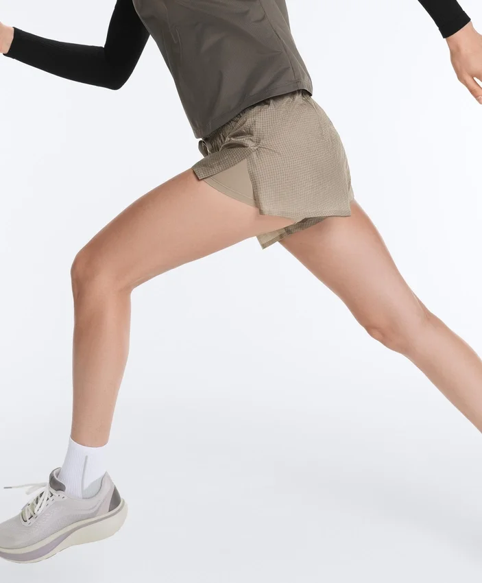 Technische 2-in-1-Shorts mit Karomuster und mittlerer Leibhöhe Technische 2-in-1-Shorts mit Karomuster und mittlerer Leibhöhe