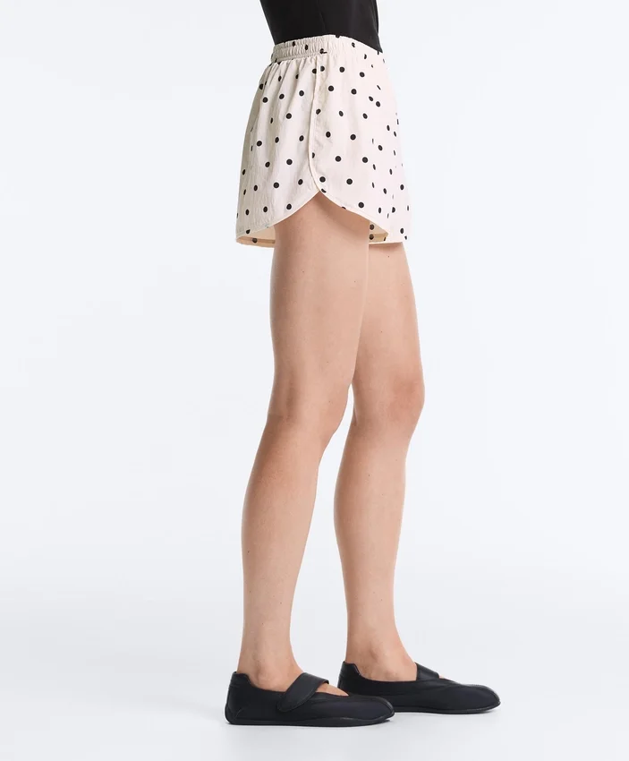 Technische Shorts mit Polka-Dot-Muster Technische Shorts mit Polka-Dot-Muster