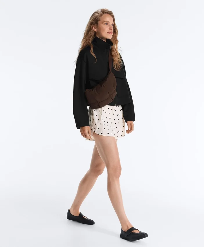 Technische Shorts mit Polka-Dot-Muster Technische Shorts mit Polka-Dot-Muster