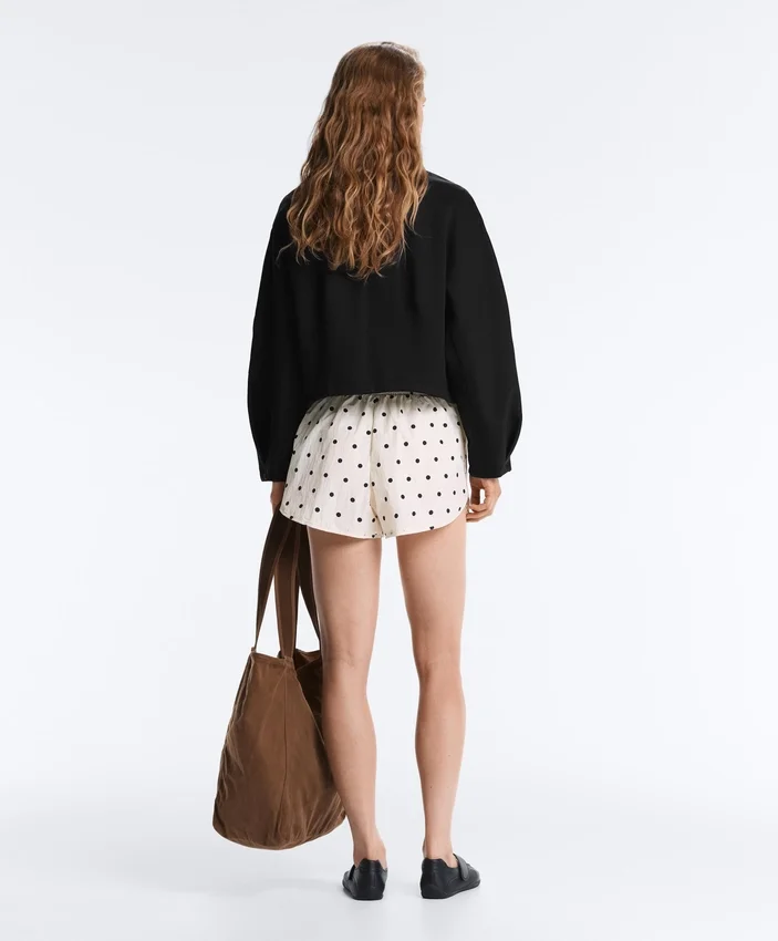 Technische Shorts mit Polka-Dot-Muster Technische Shorts mit Polka-Dot-Muster