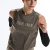 Technisches, ärmelloses T-Shirt mit Text Technisches, ärmelloses T-Shirt mit Text