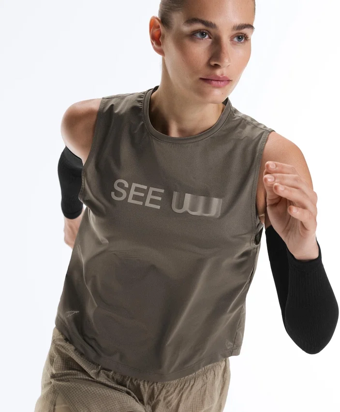 Technisches, ärmelloses T-Shirt mit Text Technisches, ärmelloses T-Shirt mit Text