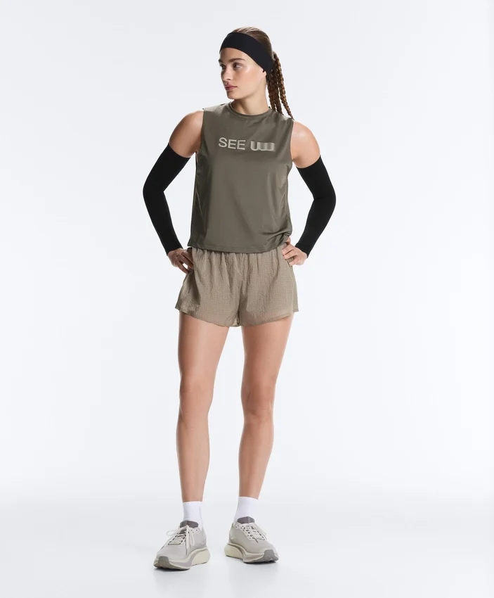Technisches, ärmelloses T-Shirt mit Text Technisches, ärmelloses T-Shirt mit Text