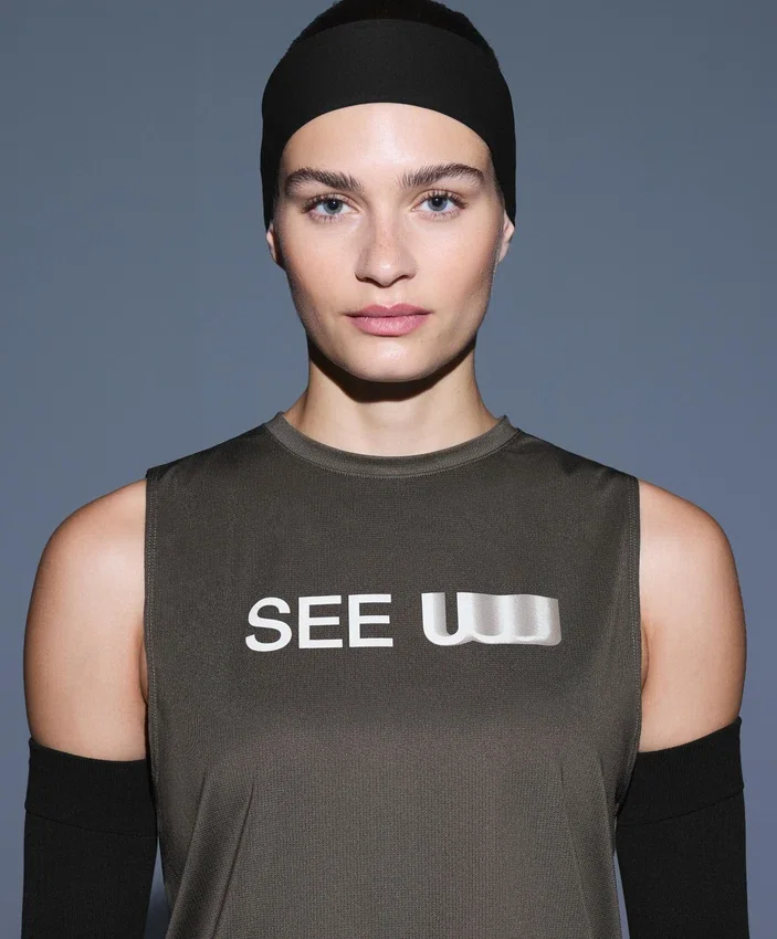 Technisches, ärmelloses T-Shirt mit Text Technisches, ärmelloses T-Shirt mit Text