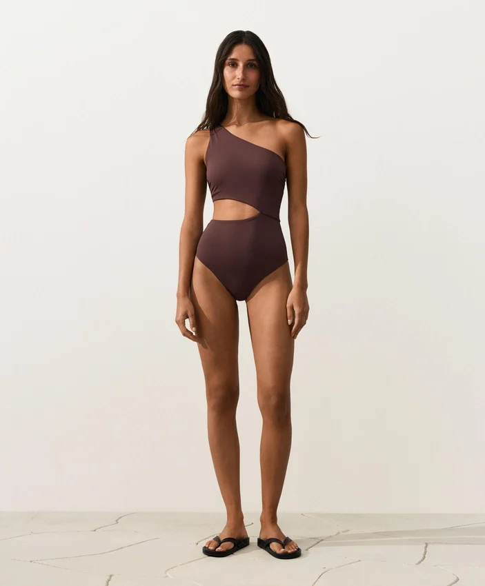 Trikinis mit asymmetrischen Trägern Trikinis mit asymmetrischen Trägern
