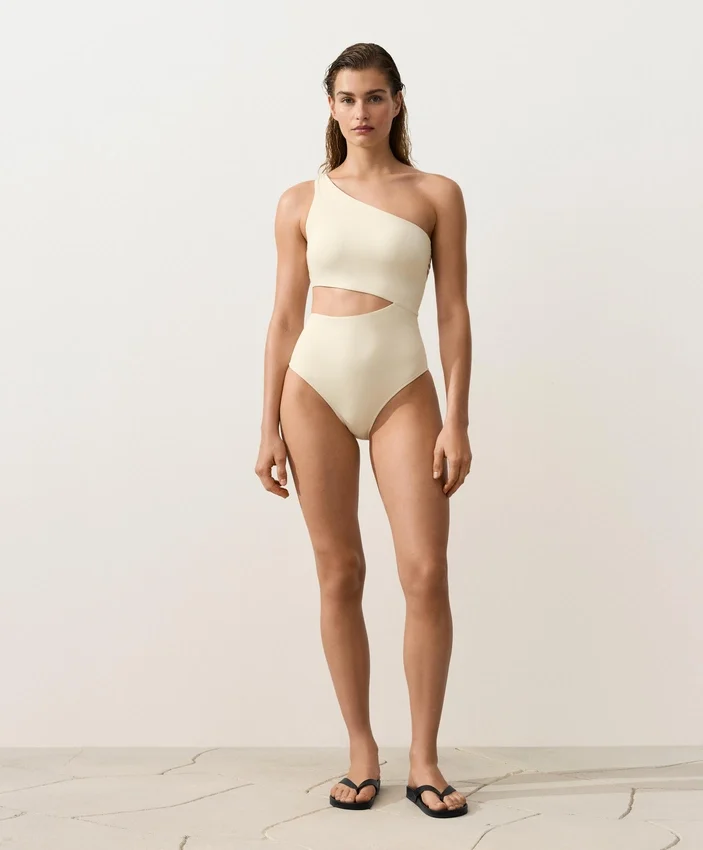 Trikinis mit asymmetrischen Trägern Trikinis mit asymmetrischen Trägern