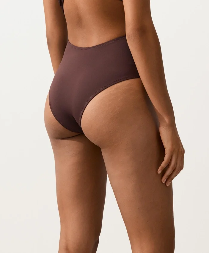 Trikinis mit asymmetrischen Trägern Trikinis mit asymmetrischen Trägern