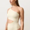 Trikinis mit asymmetrischen Trägern Trikinis mit asymmetrischen Trägern