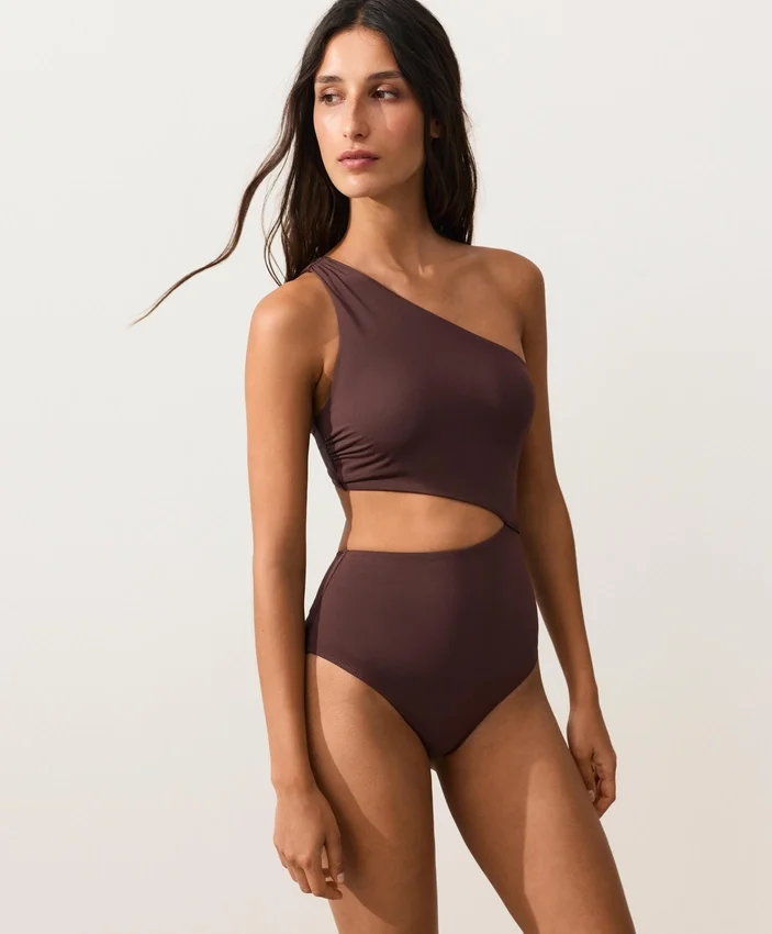 Trikinis mit asymmetrischen Trägern Trikinis mit asymmetrischen Trägern