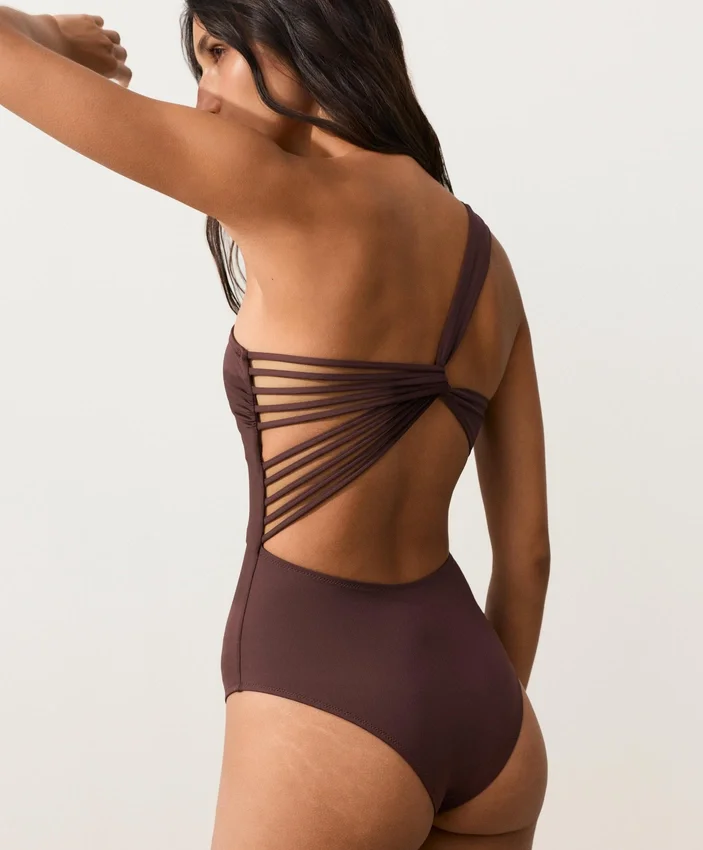 Trikinis mit asymmetrischen Trägern Trikinis mit asymmetrischen Trägern
