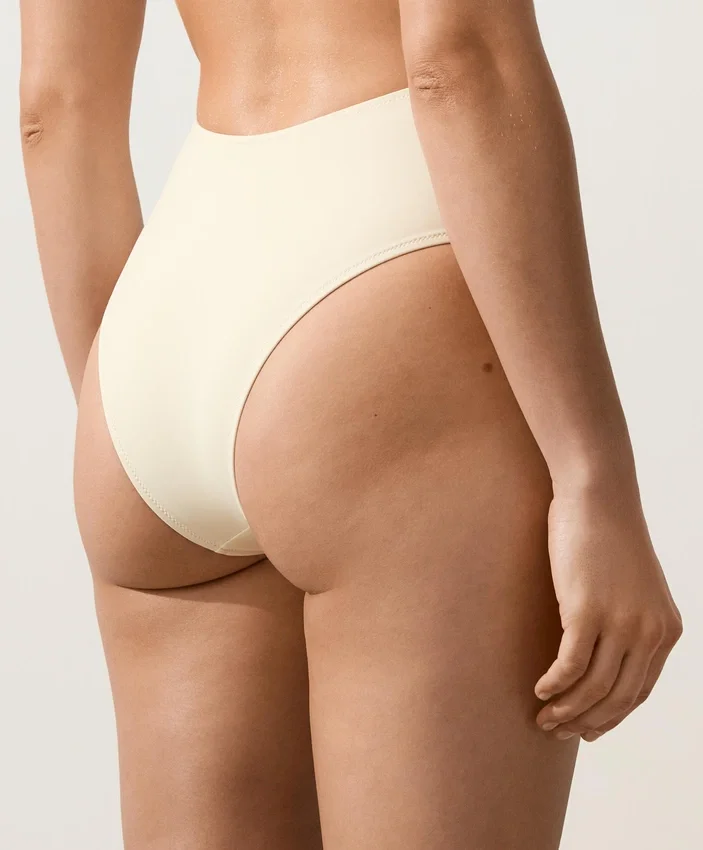 Trikinis mit asymmetrischen Trägern Trikinis mit asymmetrischen Trägern