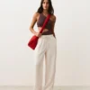 Trikinis mit asymmetrischen Trägern Trikinis mit asymmetrischen Trägern