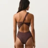 Trikinis mit asymmetrischen Trägern Trikinis mit asymmetrischen Trägern