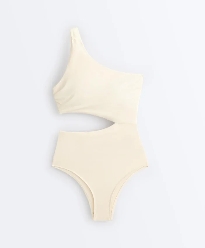 Trikinis mit asymmetrischen Trägern Trikinis mit asymmetrischen Trägern