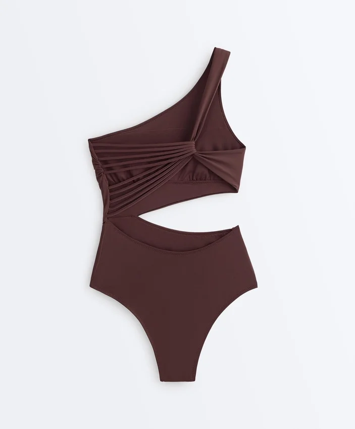 Trikinis mit asymmetrischen Trägern Trikinis mit asymmetrischen Trägern