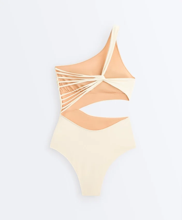 Trikinis mit asymmetrischen Trägern Trikinis mit asymmetrischen Trägern
