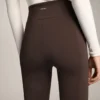 Warme Flare-Hose mit hoher Leibhöhe und Taschen Warme Flare-Hose mit hoher Leibhöhe und Taschen
