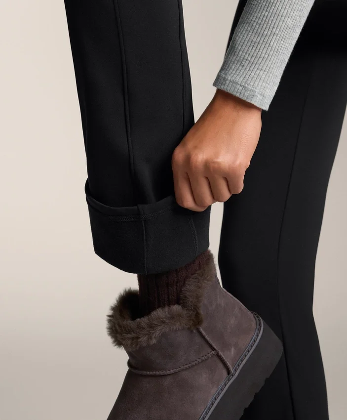 Warme Flare-Hose mit hoher Leibhöhe und Taschen Warme Flare-Hose mit hoher Leibhöhe und Taschen