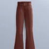 Wasserabweisende, hoch geschnittene Stretch-Skihose mit ausgestelltem Bein Wasserabweisende, hoch geschnittene Stretch-Skihose mit ausgestelltem Bein