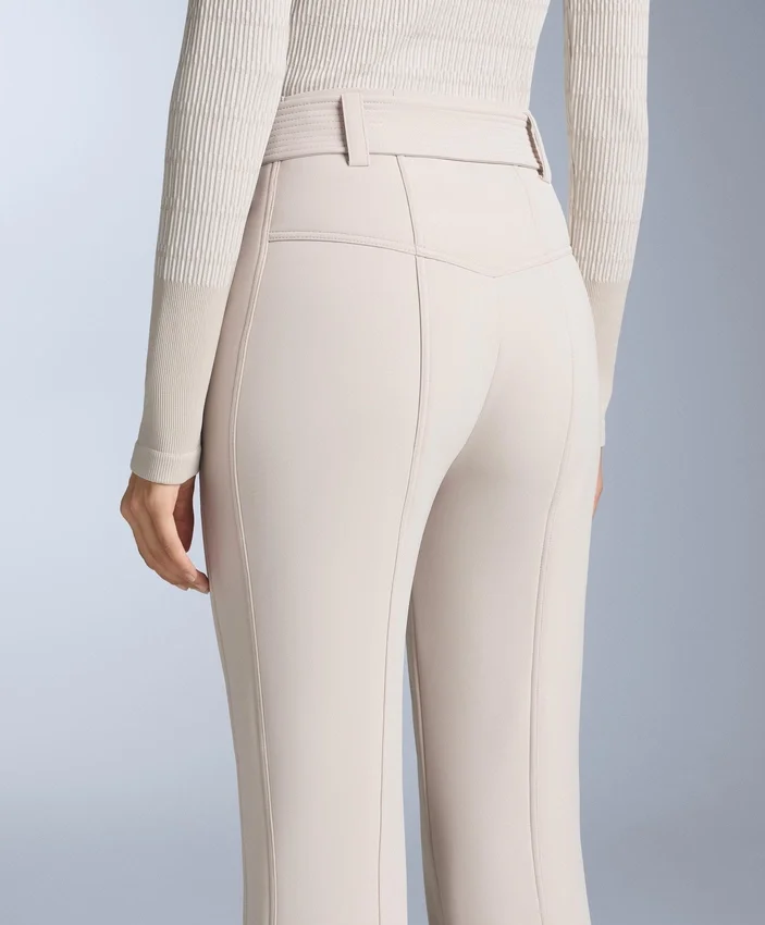 Wasserabweisende, hoch geschnittene Stretch-Skihose mit ausgestelltem Bein Wasserabweisende, hoch geschnittene Stretch-Skihose mit ausgestelltem Bein