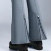 Wasserabweisende, hoch geschnittene Stretch-Skihose mit ausgestelltem Bein Wasserabweisende, hoch geschnittene Stretch-Skihose mit ausgestelltem Bein