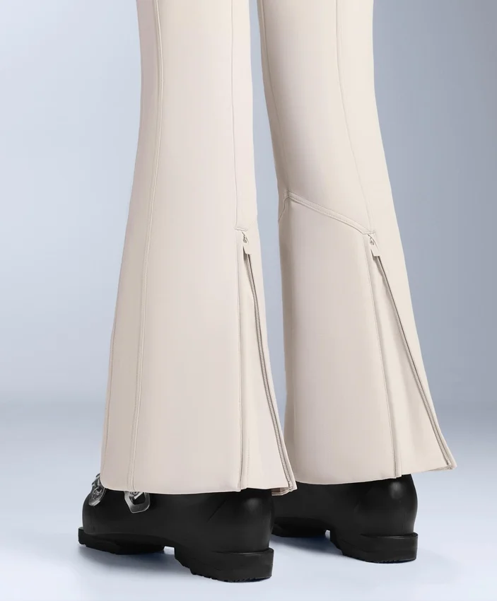 Wasserabweisende, hoch geschnittene Stretch-Skihose mit ausgestelltem Bein Wasserabweisende, hoch geschnittene Stretch-Skihose mit ausgestelltem Bein