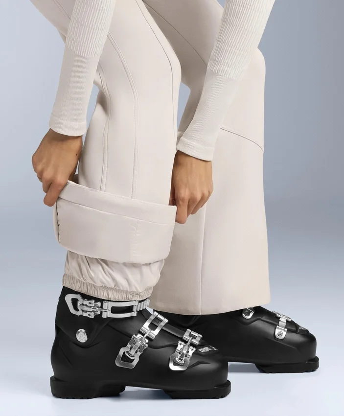 Wasserabweisende, hoch geschnittene Stretch-Skihose mit ausgestelltem Bein Wasserabweisende, hoch geschnittene Stretch-Skihose mit ausgestelltem Bein