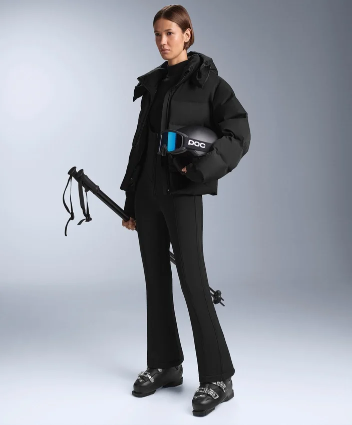 Wasserabweisende Ski-Latzhose mit ausgestelltem Bein Wasserabweisende Ski-Latzhose mit ausgestelltem Bein