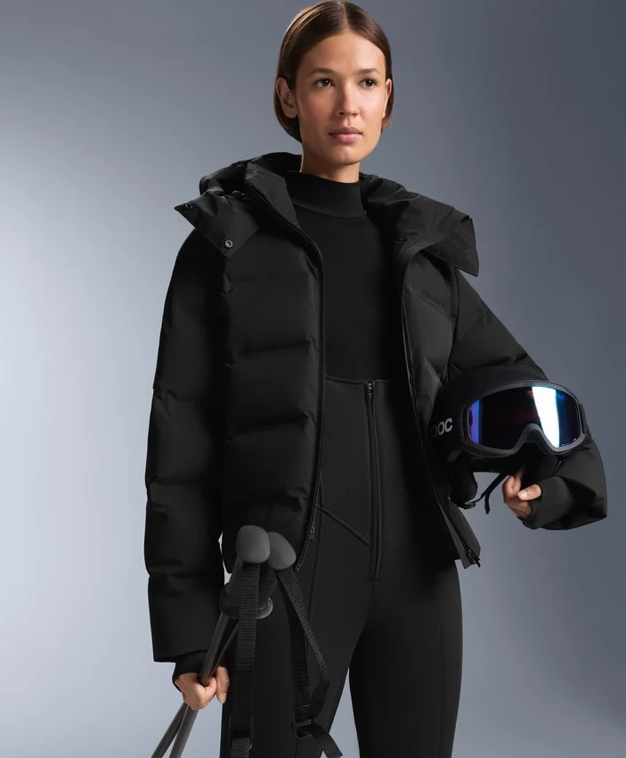 Wasserabweisende Ski-Latzhose mit ausgestelltem Bein Wasserabweisende Ski-Latzhose mit ausgestelltem Bein