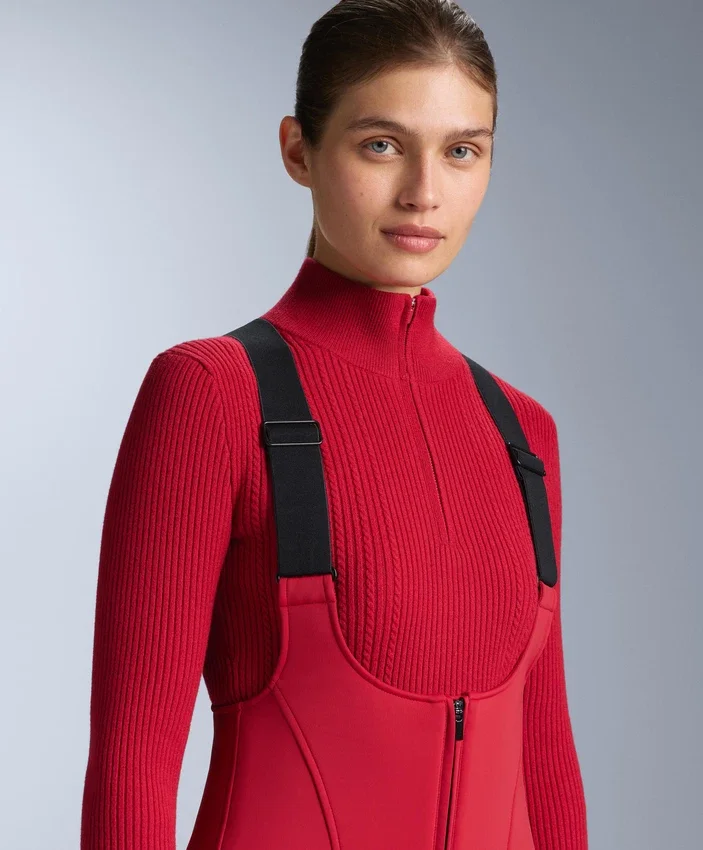 Wasserabweisende Ski-Latzhose mit ausgestelltem Bein Wasserabweisende Ski-Latzhose mit ausgestelltem Bein