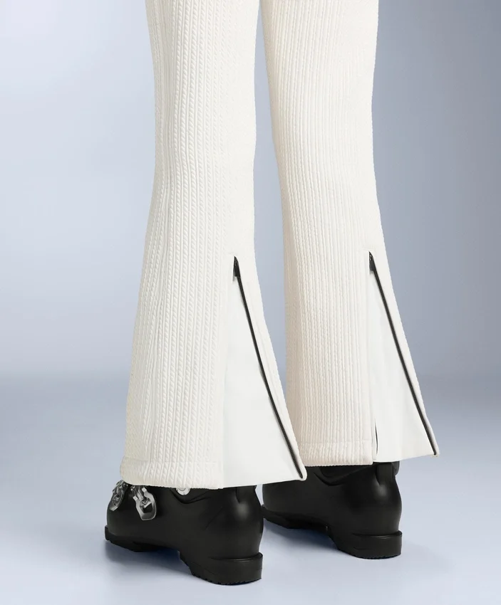 Wasserabweisende Ski-Latzhose mit ausgestelltem Bein Wasserabweisende Ski-Latzhose mit ausgestelltem Bein