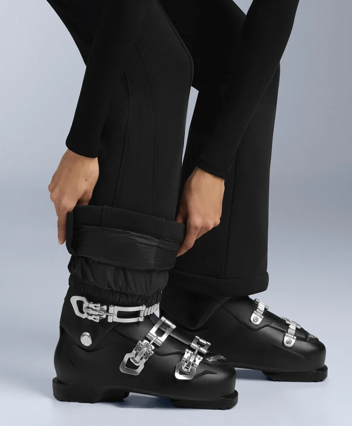 Wasserabweisende Ski-Latzhose mit ausgestelltem Bein Wasserabweisende Ski-Latzhose mit ausgestelltem Bein
