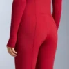Wasserabweisende Ski-Latzhose mit ausgestelltem Bein Wasserabweisende Ski-Latzhose mit ausgestelltem Bein