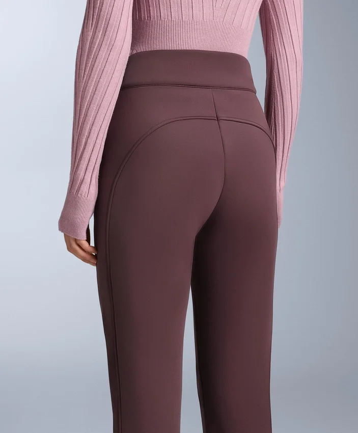 Wasserabweisende Stretch-Skihose mit ausgestelltem Bein Wasserabweisende Stretch-Skihose mit ausgestelltem Bein