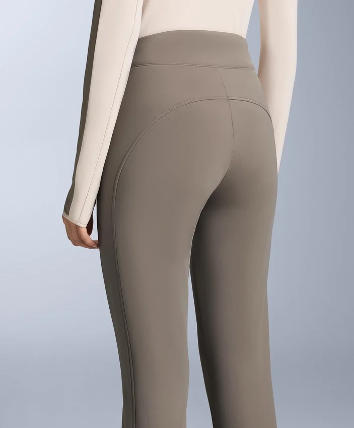 Wasserabweisende Stretch-Skihose mit ausgestelltem Bein Wasserabweisende Stretch-Skihose mit ausgestelltem Bein
