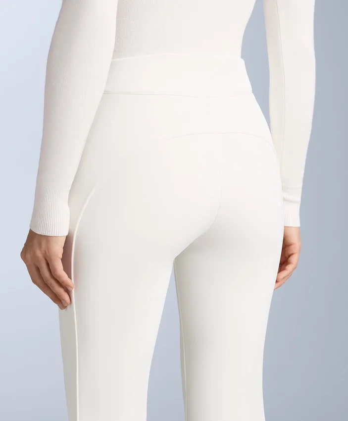 Wasserabweisende Stretch-Skihose mit ausgestelltem Bein Wasserabweisende Stretch-Skihose mit ausgestelltem Bein