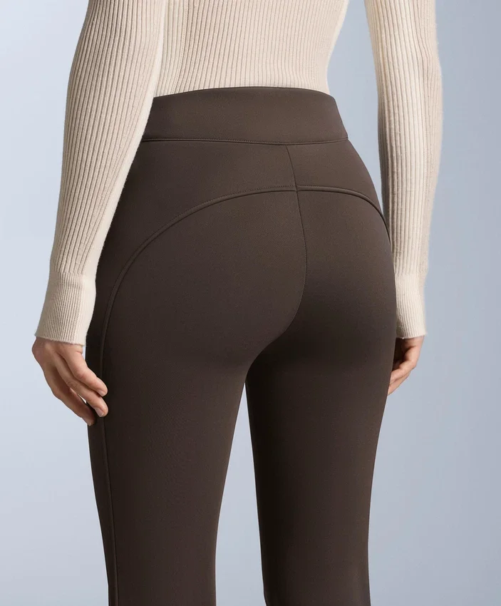 Wasserabweisende Stretch-Skihose mit ausgestelltem Bein Wasserabweisende Stretch-Skihose mit ausgestelltem Bein