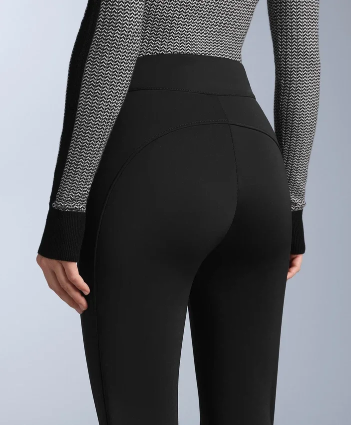 Wasserabweisende Stretch-Skihose mit ausgestelltem Bein Wasserabweisende Stretch-Skihose mit ausgestelltem Bein