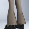 Wasserabweisende Stretch-Skihose mit ausgestelltem Bein Wasserabweisende Stretch-Skihose mit ausgestelltem Bein