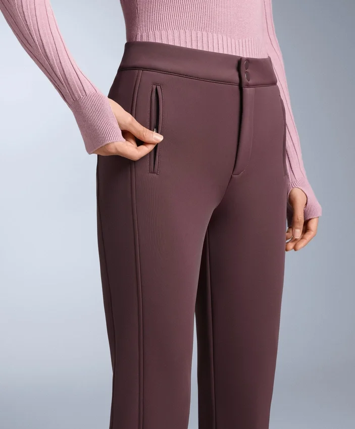 Wasserabweisende Stretch-Skihose mit ausgestelltem Bein Wasserabweisende Stretch-Skihose mit ausgestelltem Bein