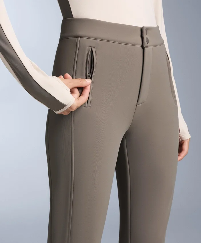 Wasserabweisende Stretch-Skihose mit ausgestelltem Bein Wasserabweisende Stretch-Skihose mit ausgestelltem Bein